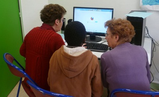 Le projet intergénér@tions favorise la communication entre jeunes et seniors.